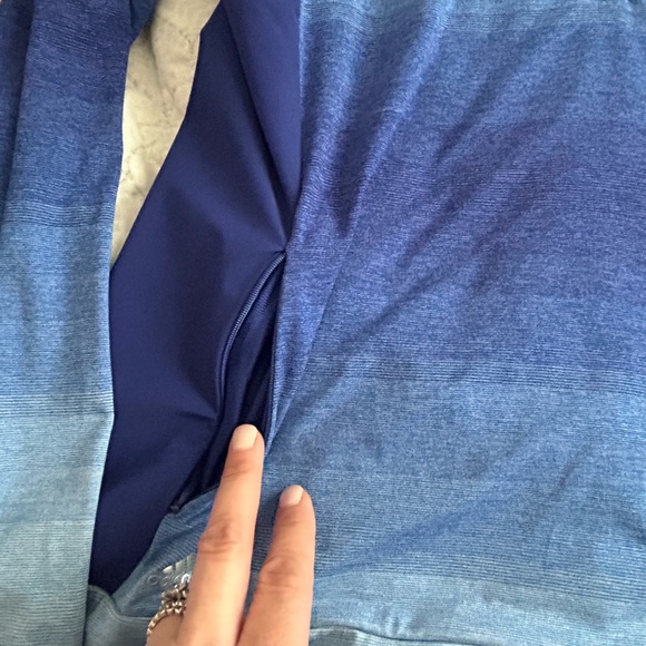 Adidas multi shade blue workout top with zipper and pockets size M - Picture 3 of 4